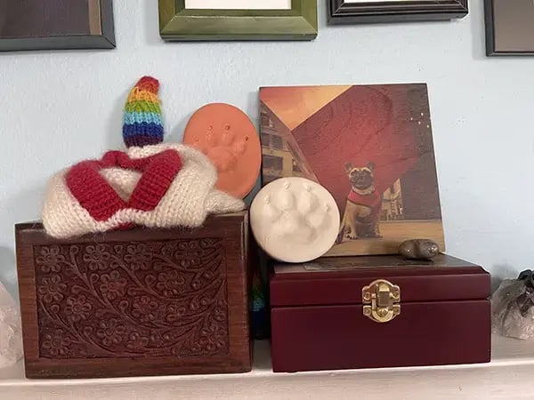 Marshall and Mabels ashes on the mantle